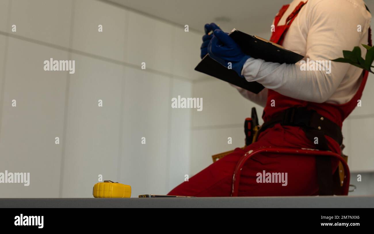 Maschio con cintura piena di strumenti manuali per la riparazione di casa. Foto Stock
