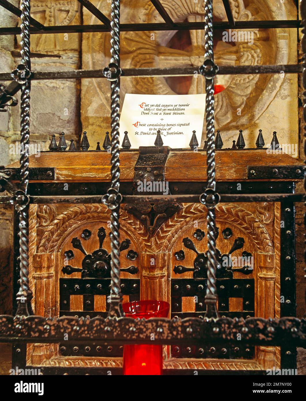 La Tomba di San Davide in San Davids Cattedrale Galles Foto Stock