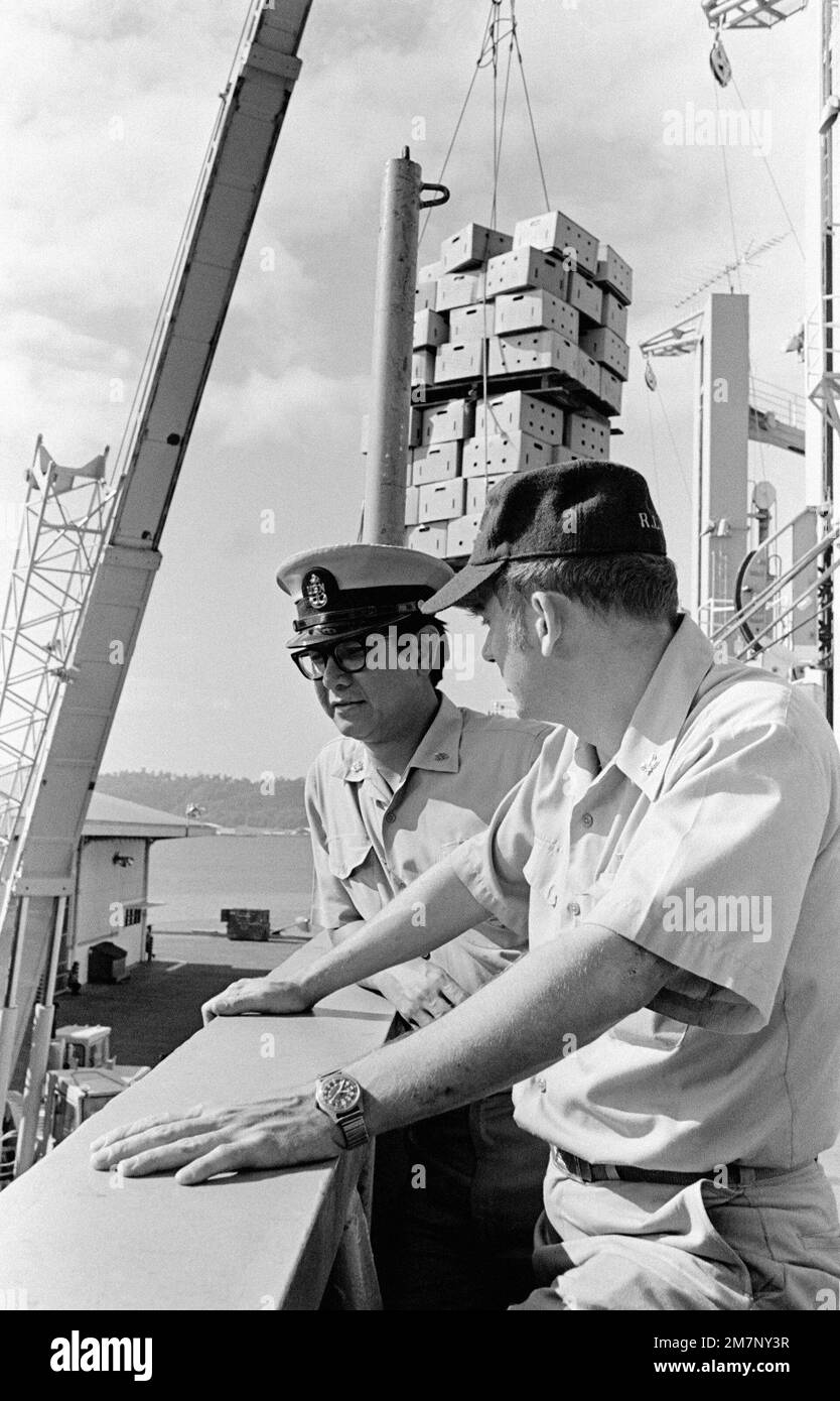 Un membro dell'equipaggio del dipartimento di approvvigionamento supervisiona il carico di rifornimenti a bordo della nave USS SAN JOSE (AFS 7). Base: Naval Station, Subic Bay Stato: Luzon Paese: Filippine (PHL) Foto Stock