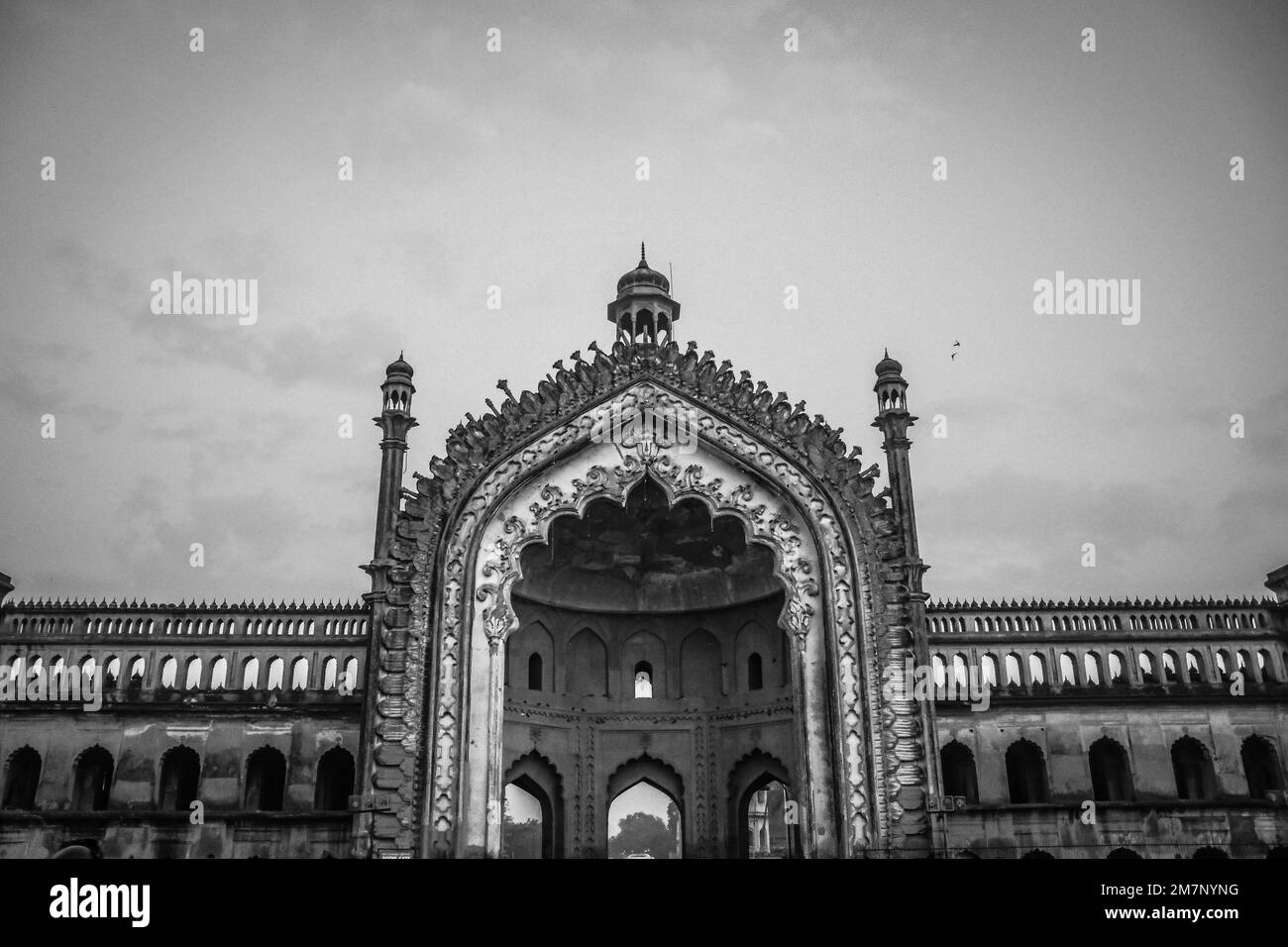 Rumi Darwaza anche conosciuto come porta turca in Lucknow è un antico fortilizio di architettura Awadhi in India Foto Stock