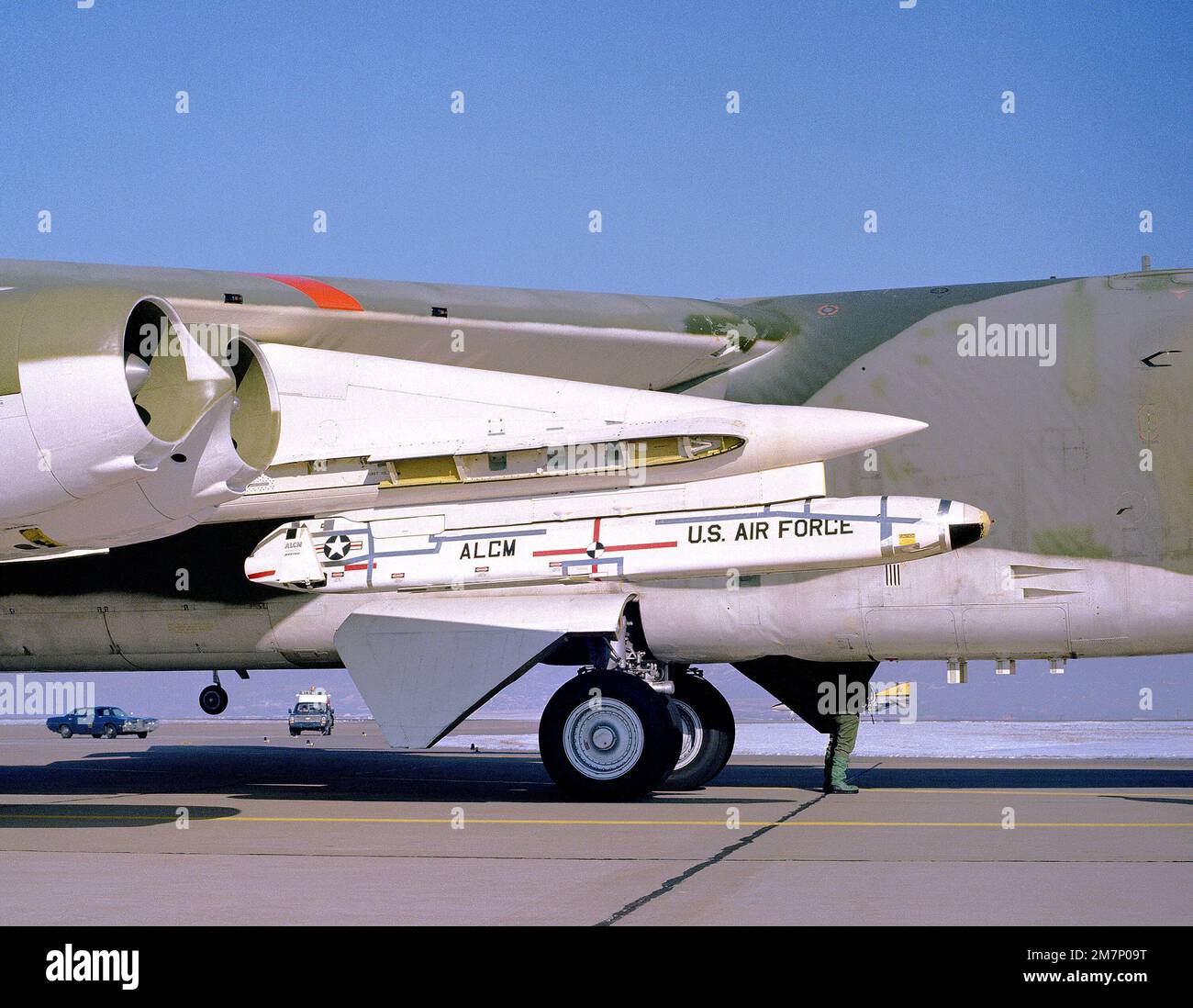 Vista laterale di un missile da crociera lanciato dall'aria AGM-86 ...