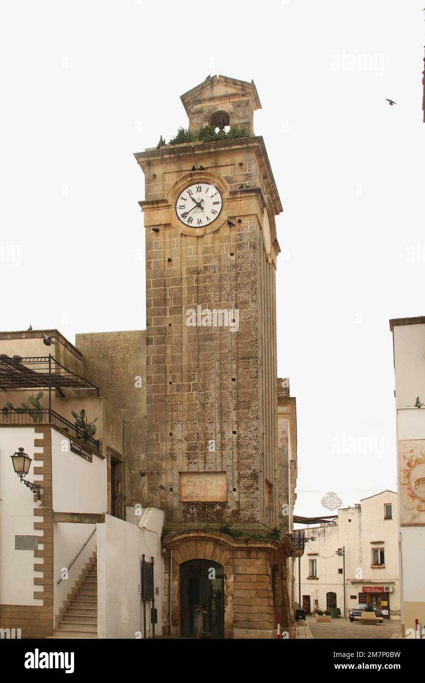 Racale, Italia. Il campanile e la torre dell'orologio, un tempo parte della  fortezza intorno alla città Foto stock - Alamy