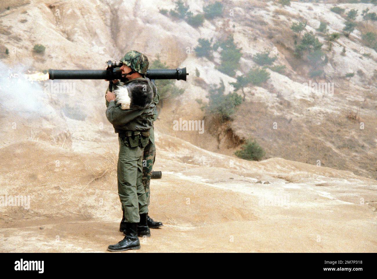 Il poliziotto di sicurezza SSGT Robert Carrier spara un fucile senza recupero M-67 90mm durante l'addestramento di armi pesanti a Rodriquez Range. Paese: Corea del Sud Foto Stock
