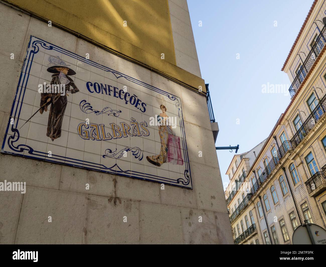 Vecchio segno di negozio fatto di piastrelle, Rua da Madalena, Lisbona, Portogallo, Europa Foto Stock