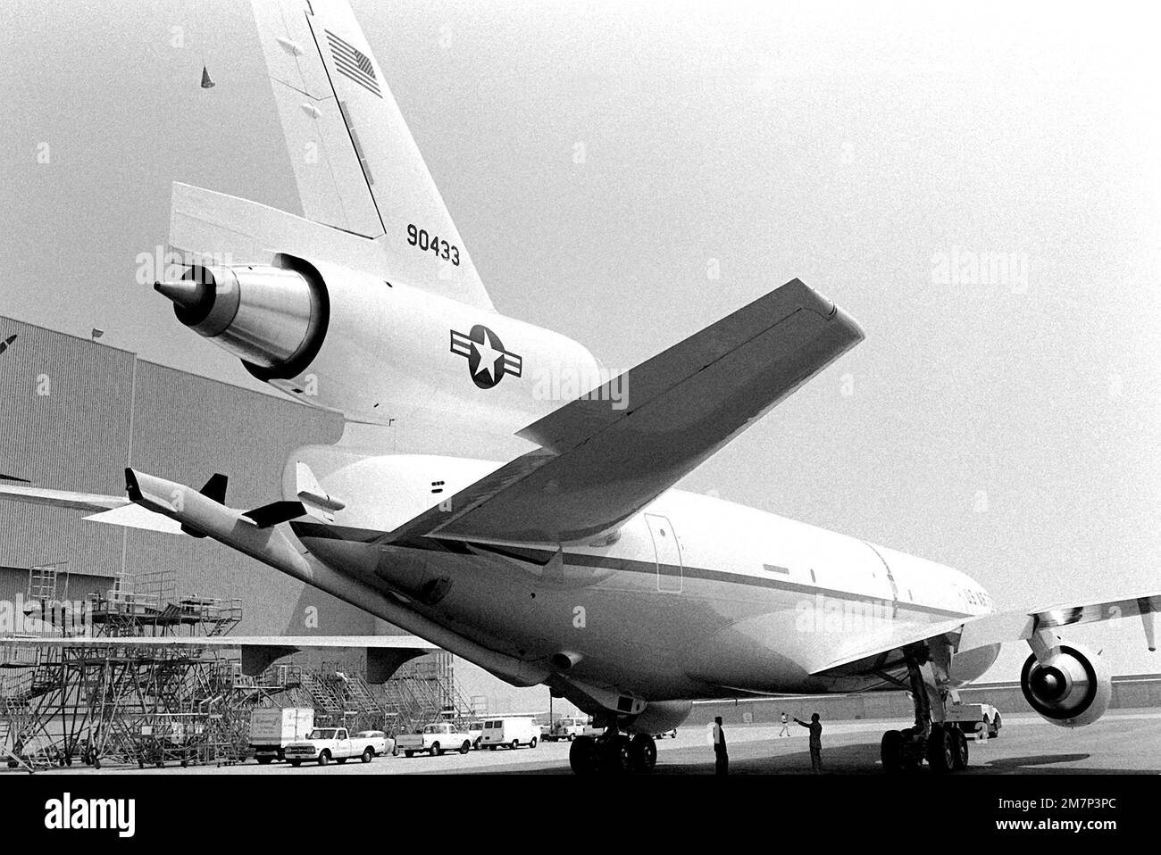 Una vista posteriore destra di un aeromobile KC-10A Extender parcheggiato durante la cerimonia di lancio. Base: McDonnell-Douglas Plant Stato: California (CA) Paese: Stati Uniti d'America (USA) Foto Stock