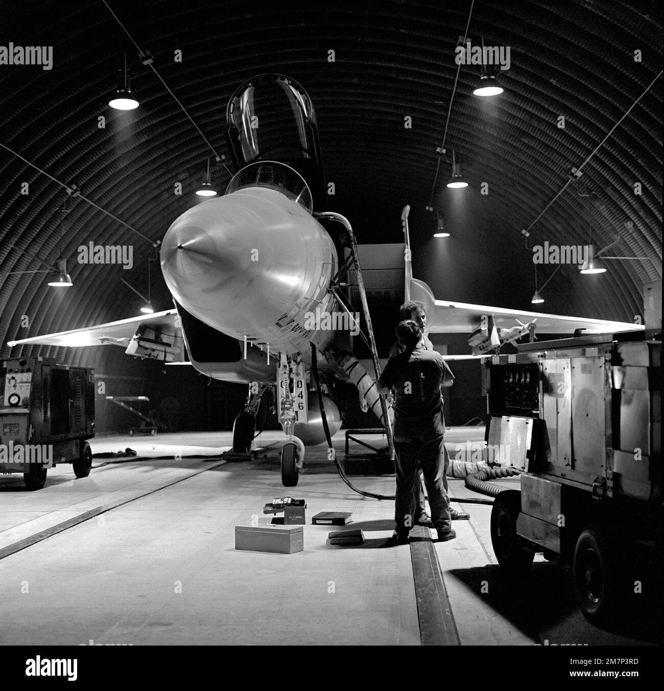 UN aeromobile F-15 Eagle viene sottoposto a un'ispezione di routine. Base: Bitburg Air base Paese: Deutschland / Germania (DEU) Foto Stock