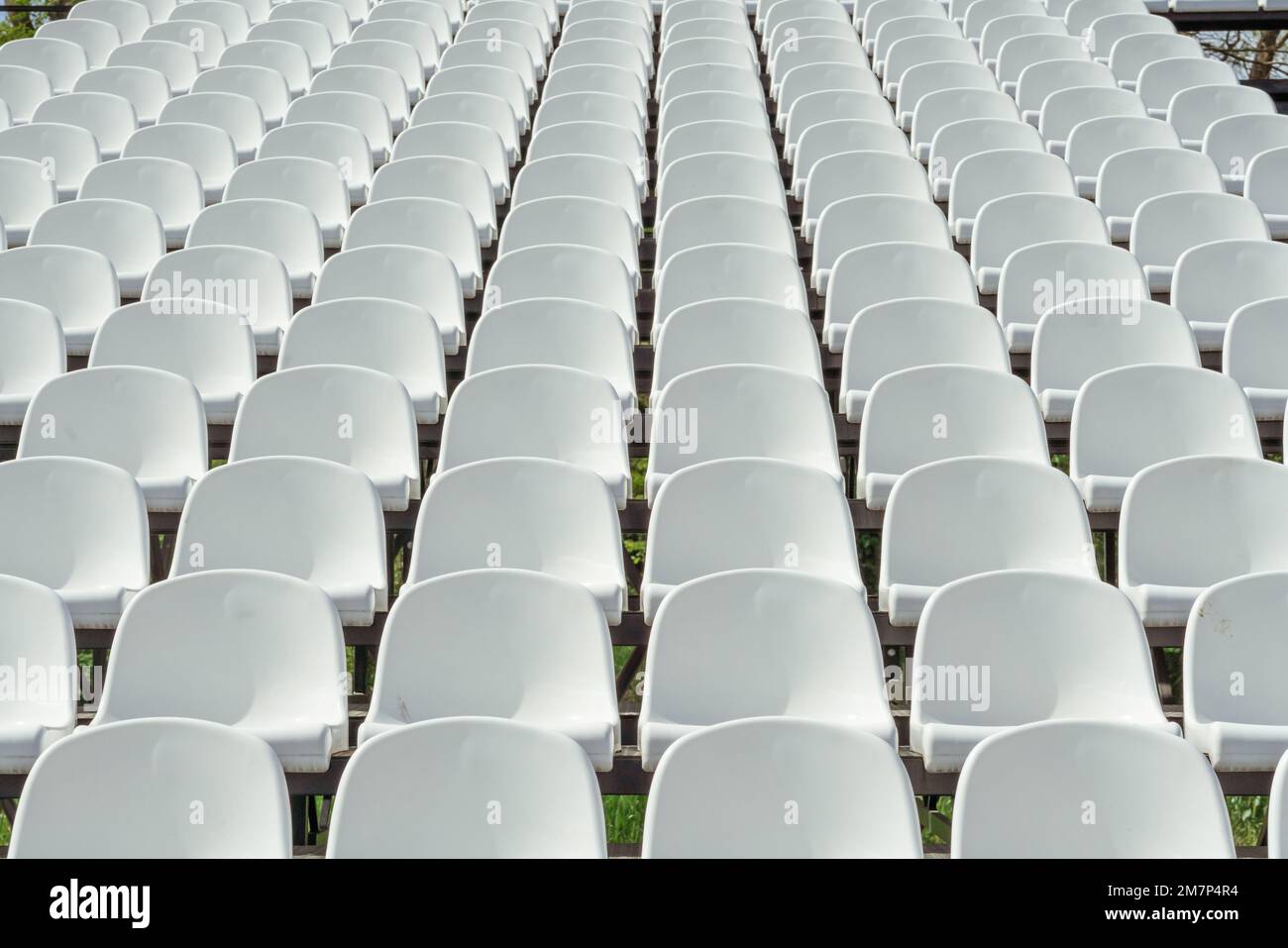 Posti a sedere di tribune sullo stadio sportivo. Concetto di ventilatori, sedie per il pubblico, concetto di ambiente culturale. posti a sedere, stadio moderno. Foto Stock