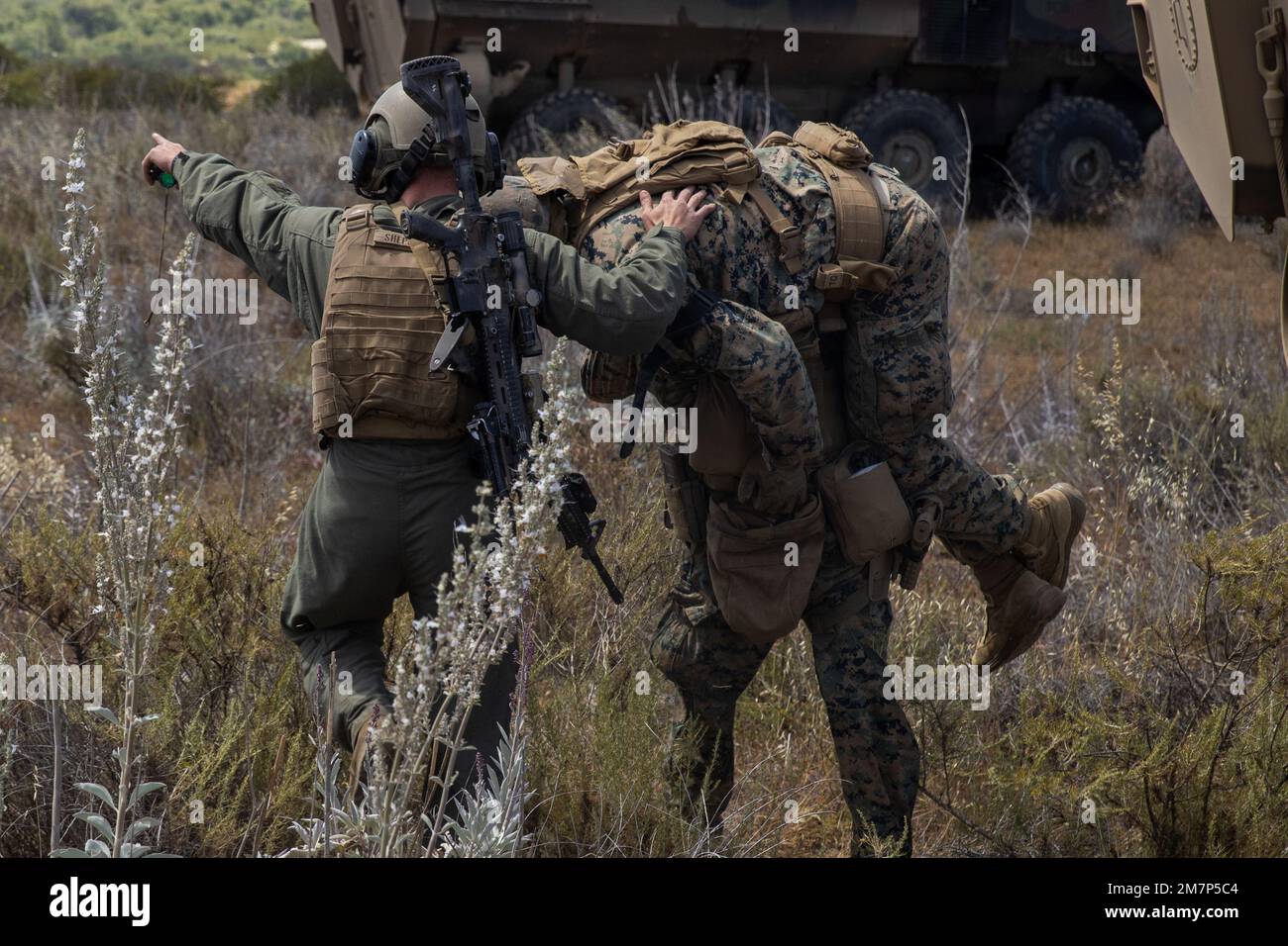 STATI UNITI Corpo marino Lance CPL. Tyler Shepherd, a sinistra, un equipaggio di veicoli anfibi d'assalto con Battalion Landing Team 2/4, 13th Marine Expeditionary Unit dirige Lance CPL. Benjamin Jones, un rifleman, con Golf Company, BLT 2/4, 13th MEU, Ad un veicolo di combattimento anfibio durante un corso di RAID meccanizzato presso il Marine Corps base Camp Pendleton, California, 11 maggio 2022. Il corso raid è stato un programma della durata di una settimana progettato per migliorare la capacità di Marines di pianificare e condurre RAID su scala limitata utilizzando il movimento di terra mentre è stato implementato in avanti nella regione di Indo-Pacifico. Foto Stock