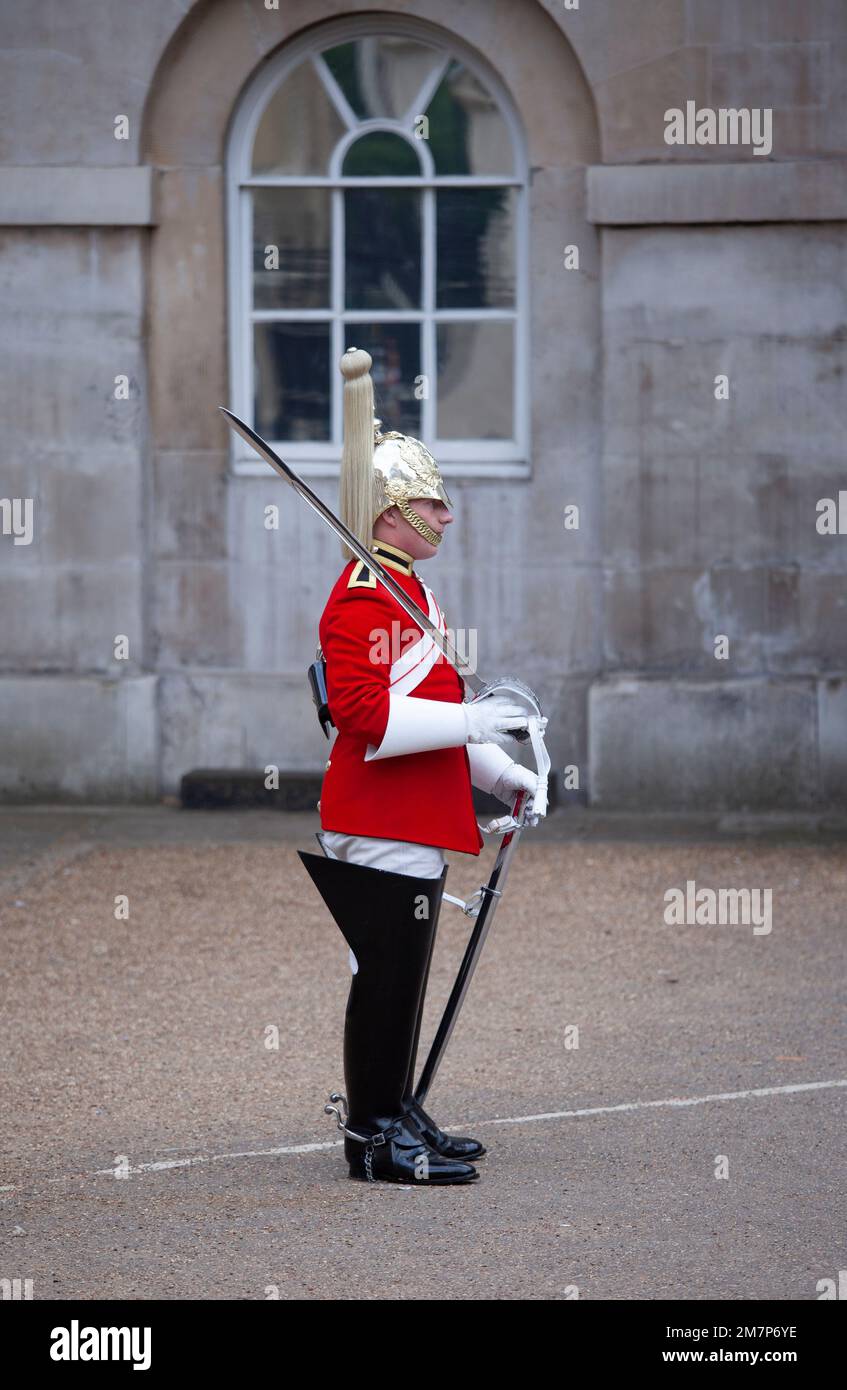 Londra regno unito 08 settembre 2013 la Guardia reale, Un soldato di cavalleria e membro della Guardia reale di vita del Queens all'entrata della Parata delle Guardie del Cavallo in Foto Stock