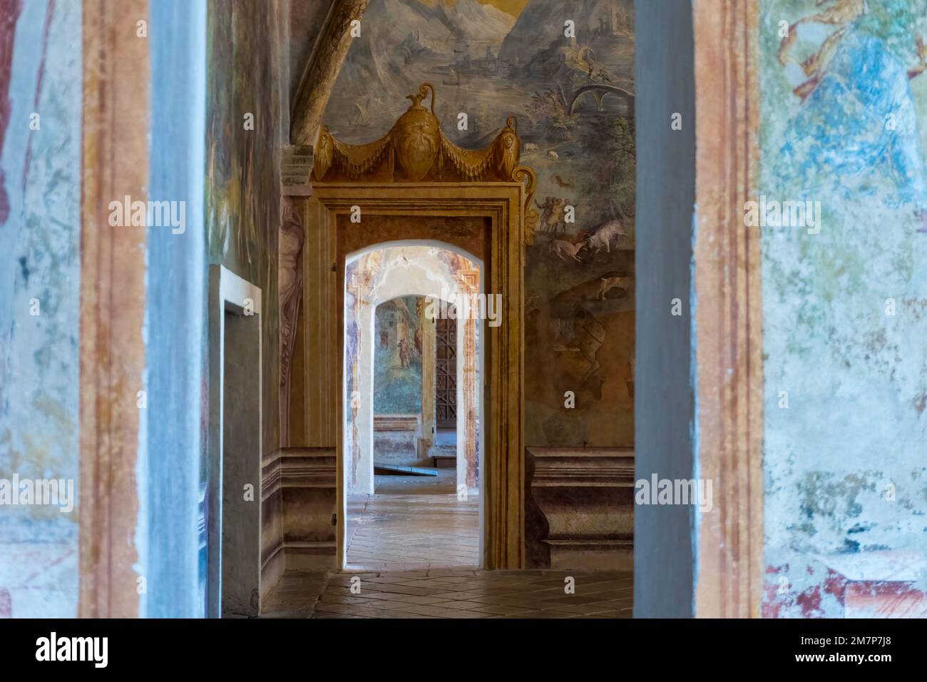 Torrechiara,Italia-31 luglio 2022:Dettagli degli splendidi interni affrescati del castello di Torrechiara in provincia di Parma durante una giornata di sole Foto Stock