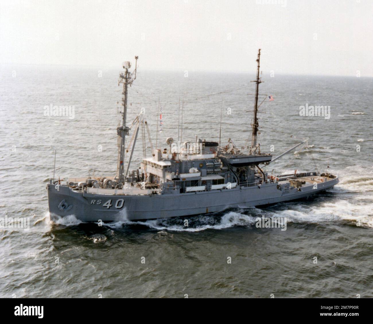 Una vista aerea del porto della nave di salvataggio USS HOIST (ARS-40) in corso. Paese: Oceano Atlantico (AOC) Foto Stock