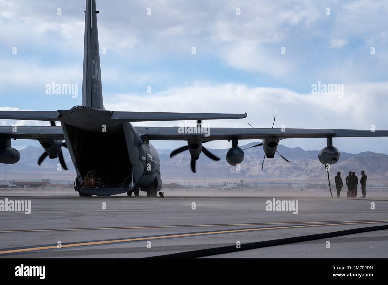 I militari della sezione 355th Logistics Readiness Squadron's Petroleum, Oil and Lubricants della Davis-Monthan Air Force base, Arizona, preparano l'attrezzatura per un punto di rifornimento di zona anteriore (FARP) durante la bandiera nera 22-1 alla base dell'aeronautica di Nellis, Nevada, 11 maggio 2022. Un obiettivo di Black Flag 22-1 è accelerare l'attuale avanzamento della proposta di miglioramento tattico (TIP) e i requisiti di test e integrazione del sistema di armi per rendere più rapide le capacità avanzate sul campo. Foto Stock