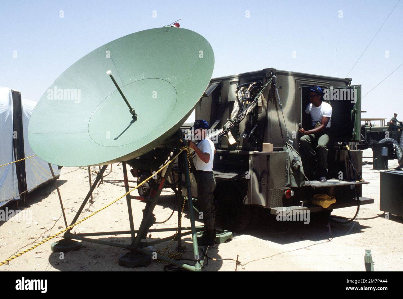 5th membri del Combat Communications Group (CCG) hanno creato un terminale satellitare mobile durante l'esercizio FISICO FIERO FANTOCCIO. Subject Operation/Series: PROUD PHANTOM base: Cairo West Paese: Egitto (EGY) Foto Stock