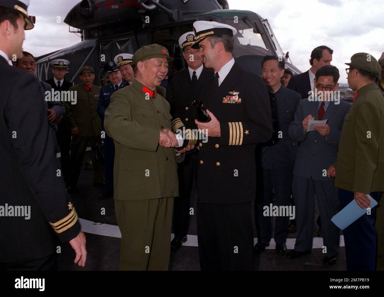 Un membro della delegazione cinese scuote le mani con gli Stati Uniti Capitano della Marina durante il tour della delegazione dell'incrociatore missilistico guidato USS FOX (CG-33). Base: San Diego Stato: California (CA) Paese: Stati Uniti d'America (USA) Foto Stock