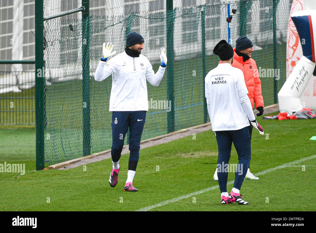 Il portiere Gianluigi DONNARUMMA durante una sessione di allenamento presso il campo di allenamento del Camp des Loges Paris Saint-Germain (PSG) a Saint-Germain-en-Laye, in Francia, il 10 gennaio 2023. Foto di Victor Joly/ABACAPRESS.COM Foto Stock