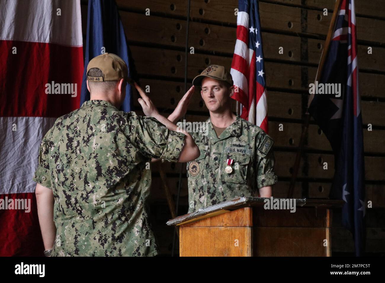 DARWIN, Australia (11 maggio 2022) CMdR. Keith Tate, a destra, 21st comandante della nave di sbarco anfibio USS Ashland (LSD 48), cede il comando alla CMdR. Dirk Sonnenberg durante la cerimonia del cambio di comando di Ashland, il 11 maggio in Australia. Ashland, parte dello Squadrone anfibio 11, opera nell'area di responsabilità della flotta degli Stati Uniti 7th per migliorare l'interoperabilità con alleati e partner e funge da pronta forza di risposta per difendere la pace e la stabilità nella regione dell'Indo-Pacifico. Foto Stock