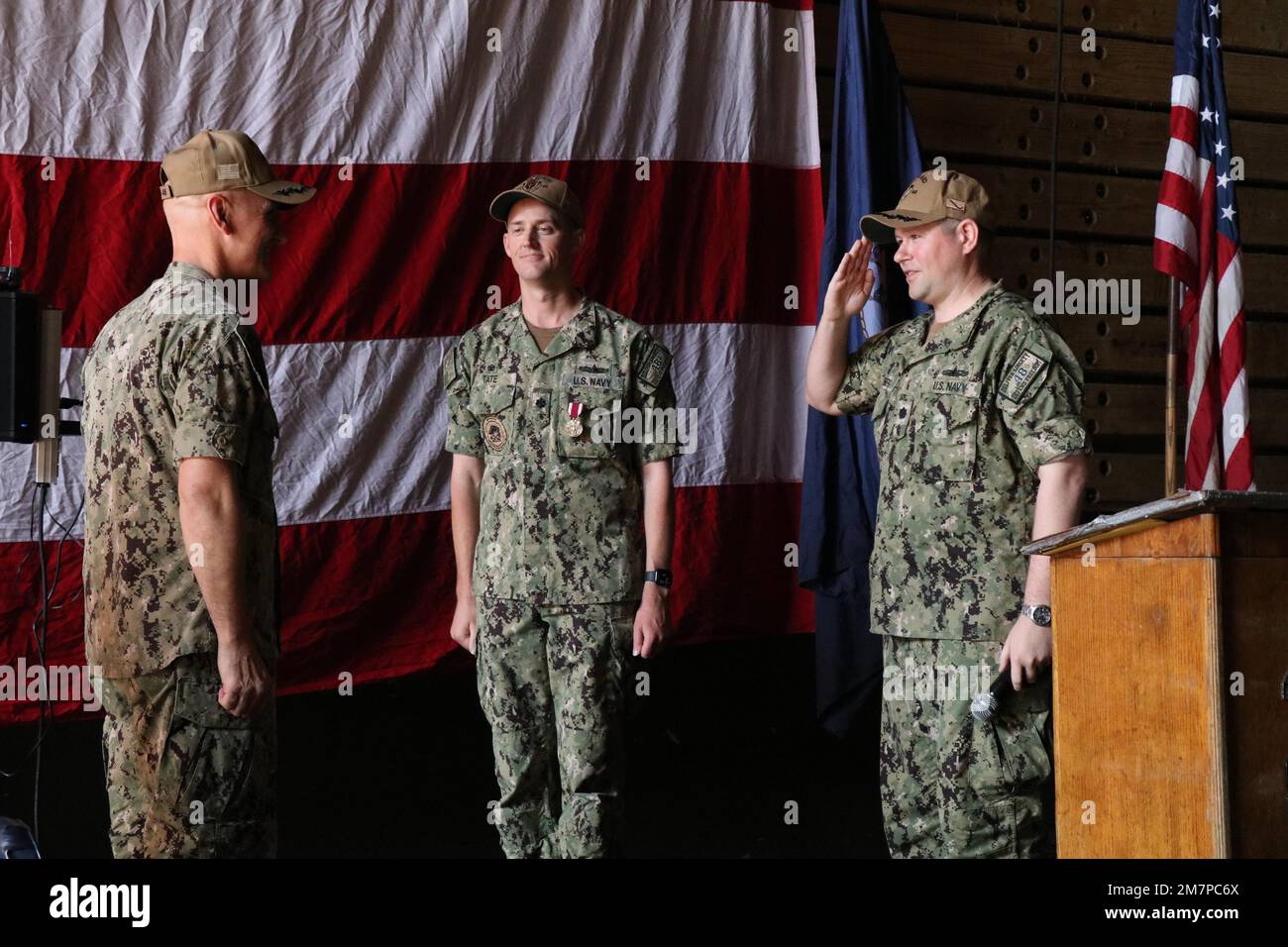 DARWIN, Australia (11 maggio 2022) CMdR. Dirk Sonnenberg, a destra, 22nd comandante della nave di sbarco anfibio USS Ashland (LSD 48), assume il comando della CMdR. Keith Tate, al centro, durante la cerimonia del cambio di comando di Ashland, il 11 maggio in Australia. Ashland, parte dello Squadrone anfibio 11, opera nell'area di responsabilità della flotta degli Stati Uniti 7th per migliorare l'interoperabilità con alleati e partner e funge da pronta forza di risposta per difendere la pace e la stabilità nella regione dell'Indo-Pacifico. Foto Stock