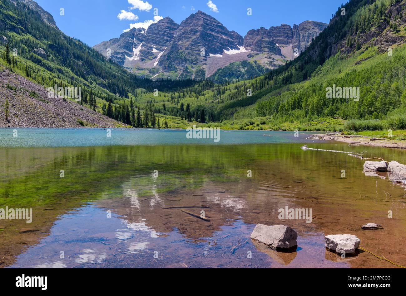 Maroon Bells - Una soleggiata vista di un giorno d'estate di aspre Maroon Bells che si riflette nel colorato Lago Maroon. Aspen, Colorado, Stati Uniti. Foto Stock
