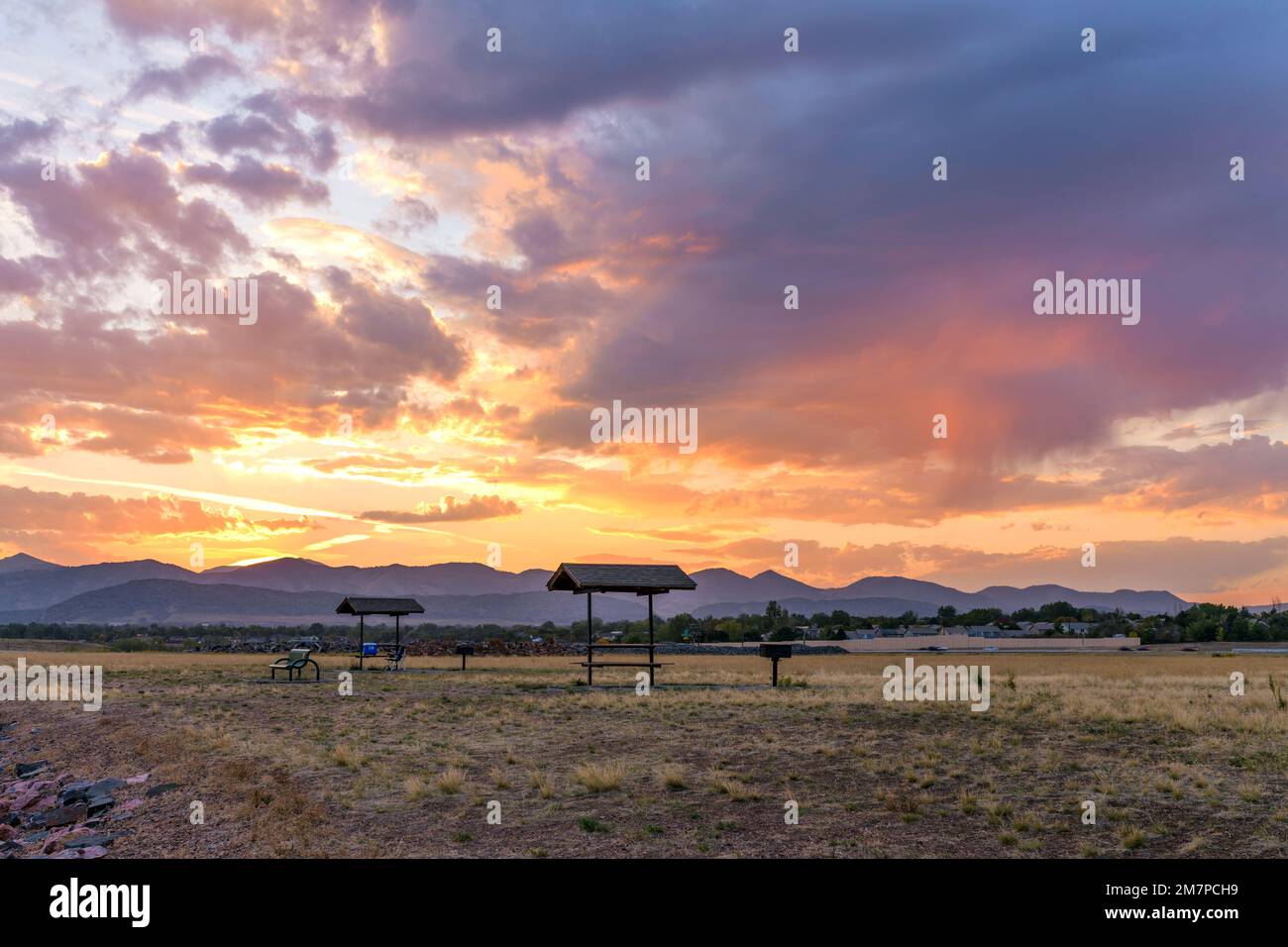 Sunset Park - coloratissime nuvole al tramonto d'estate che si sovrapporono a un'area picnic in cima alla diga di Chatfield. Chatfield state Park, Denver-Littleton, Colorado, Stati Uniti. Foto Stock