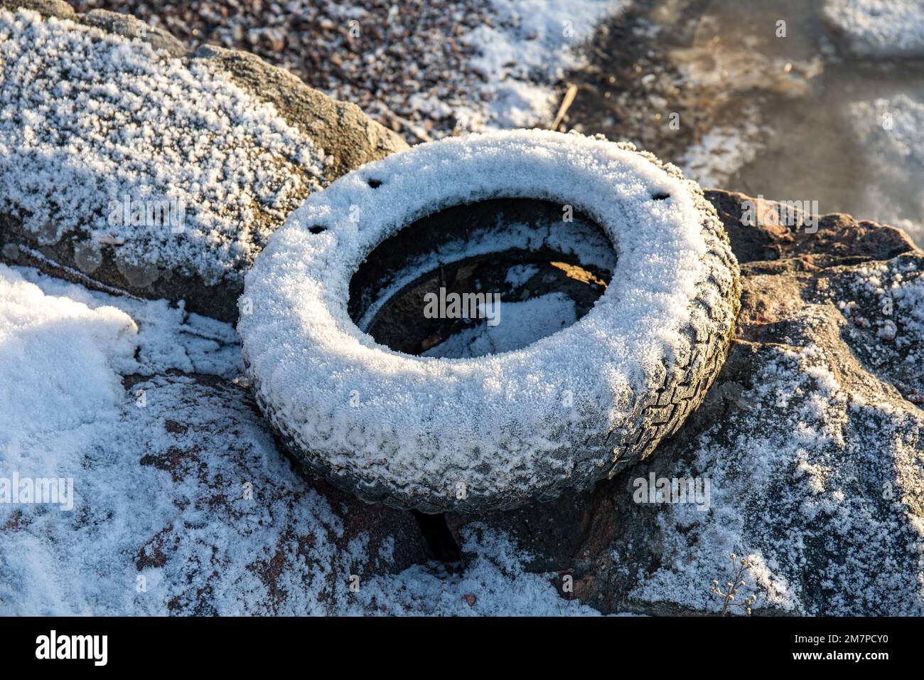 vecchio parafango di pneumatico abbandonato coperto di neve Foto Stock