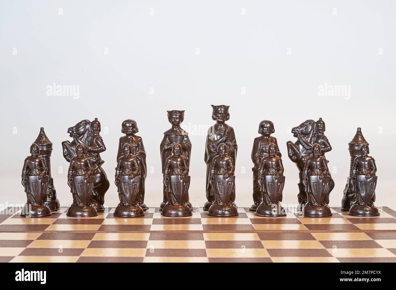 Pezzi di scacchi neri o di colore scuro molto dettagliati nelle posizioni iniziali di partenza. Modellato su un set rinascimentale del 15th° secolo. Foto Stock