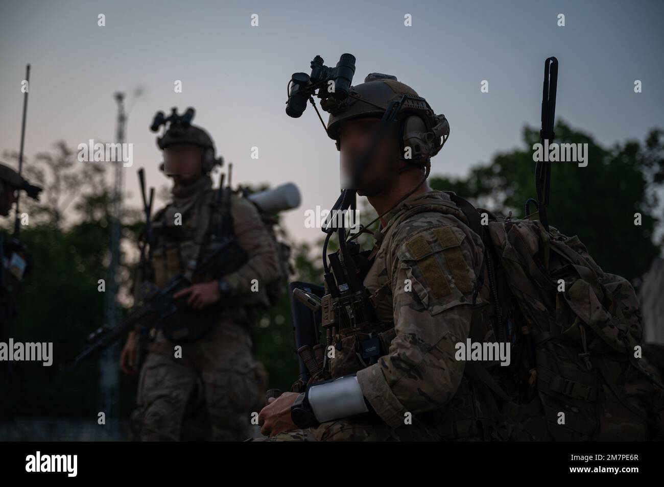 STATI UNITI Gli operatori delle tattiche speciali dell'aeronautica con la 24th Special Operations Wing, Hurlburt Field, Florida, eseguono una pattuglia di presenza durante l'esercitazione Emerald Warrior 22,1 a Fort Knox, Kentucky, 11 maggio 2022. Emerald Warrior è il più grande esercizio di operazioni speciali congiunto che coinvolge gli Stati Uniti Il comando delle operazioni speciali forza la formazione per rispondere a varie minacce al di sopra e al di sotto della soglia del conflitto armato. Foto Stock