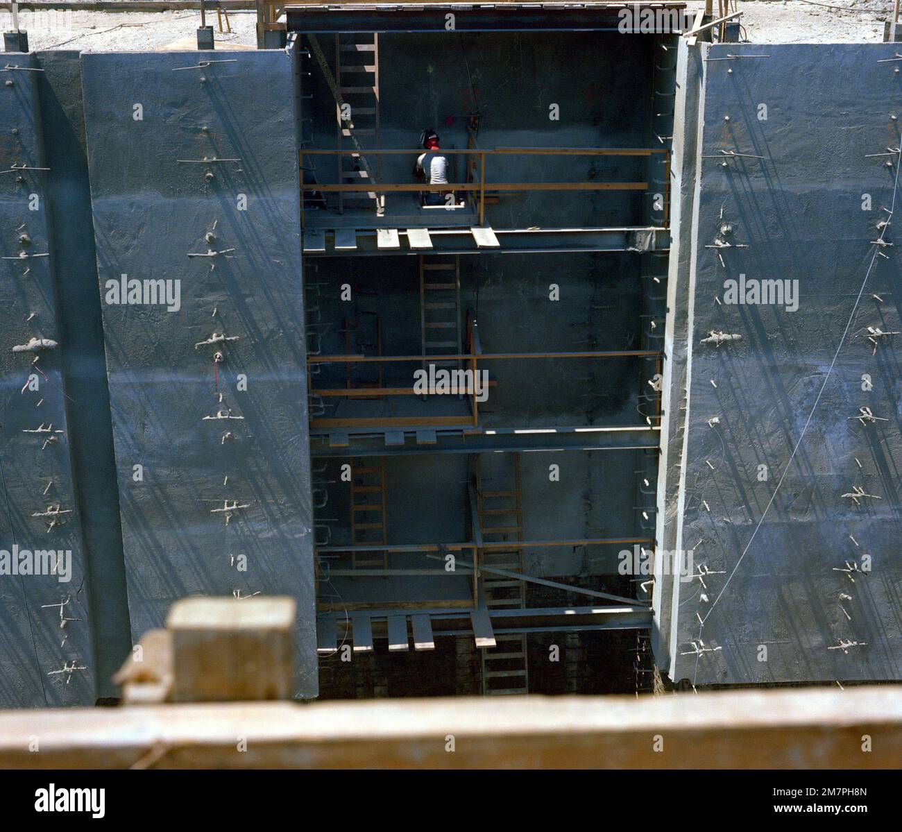 Vista di un pozzo di meritato carico utile dell'impianto di costruzione missilistica (OMCF) in costruzione. Base: Vandenberg Air Force base Stato: California (CA) Paese: Stati Uniti d'America (USA) Foto Stock