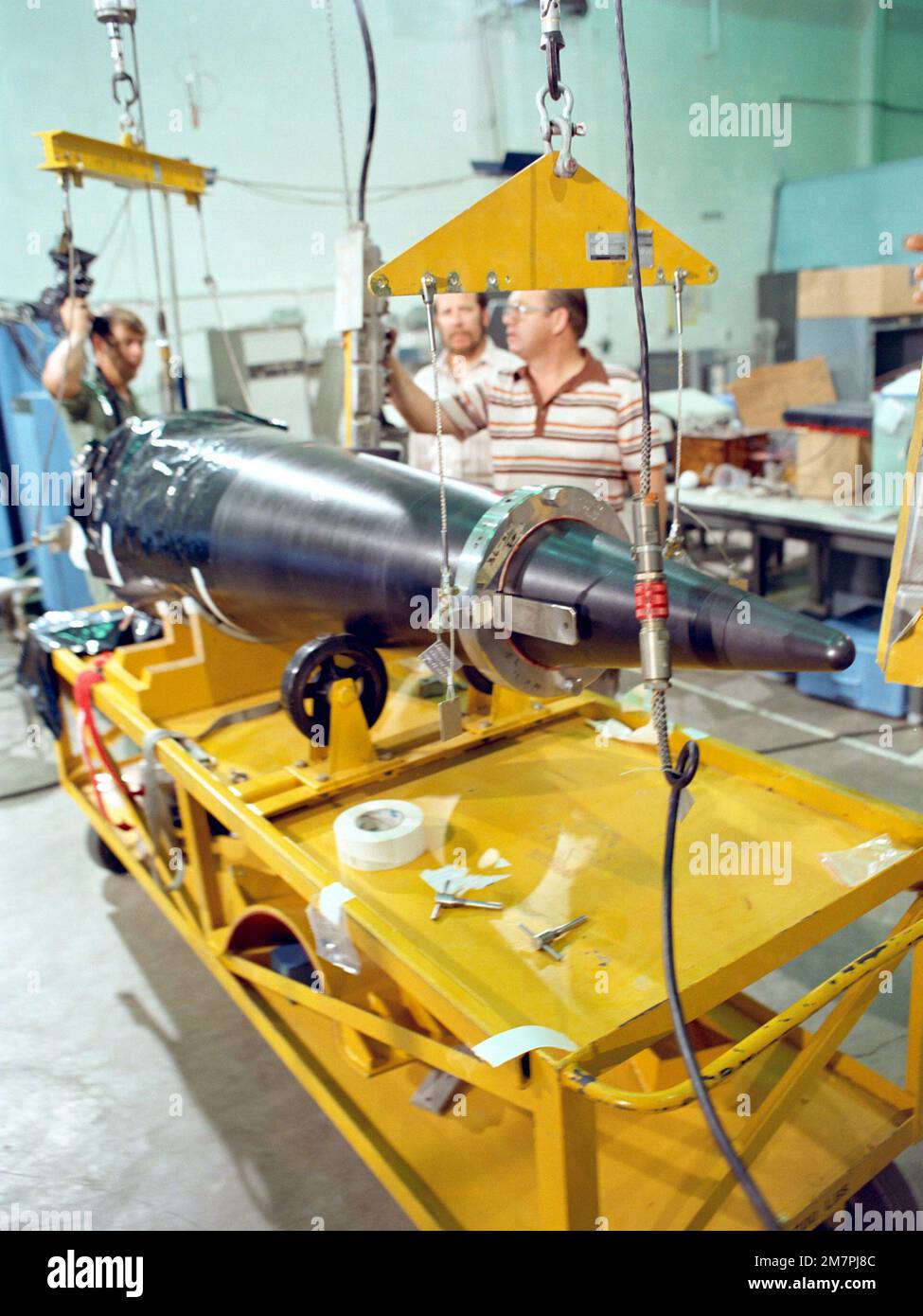 I tecnici pesano una sezione di un veicolo avanzato di rientro in fase di manovra (AMARV) prima della prova di montaggio nella sezione di controllo AMARV. Base: Vandenberg Air Force base Stato: California (CA) Paese: Stati Uniti d'America (USA) Foto Stock