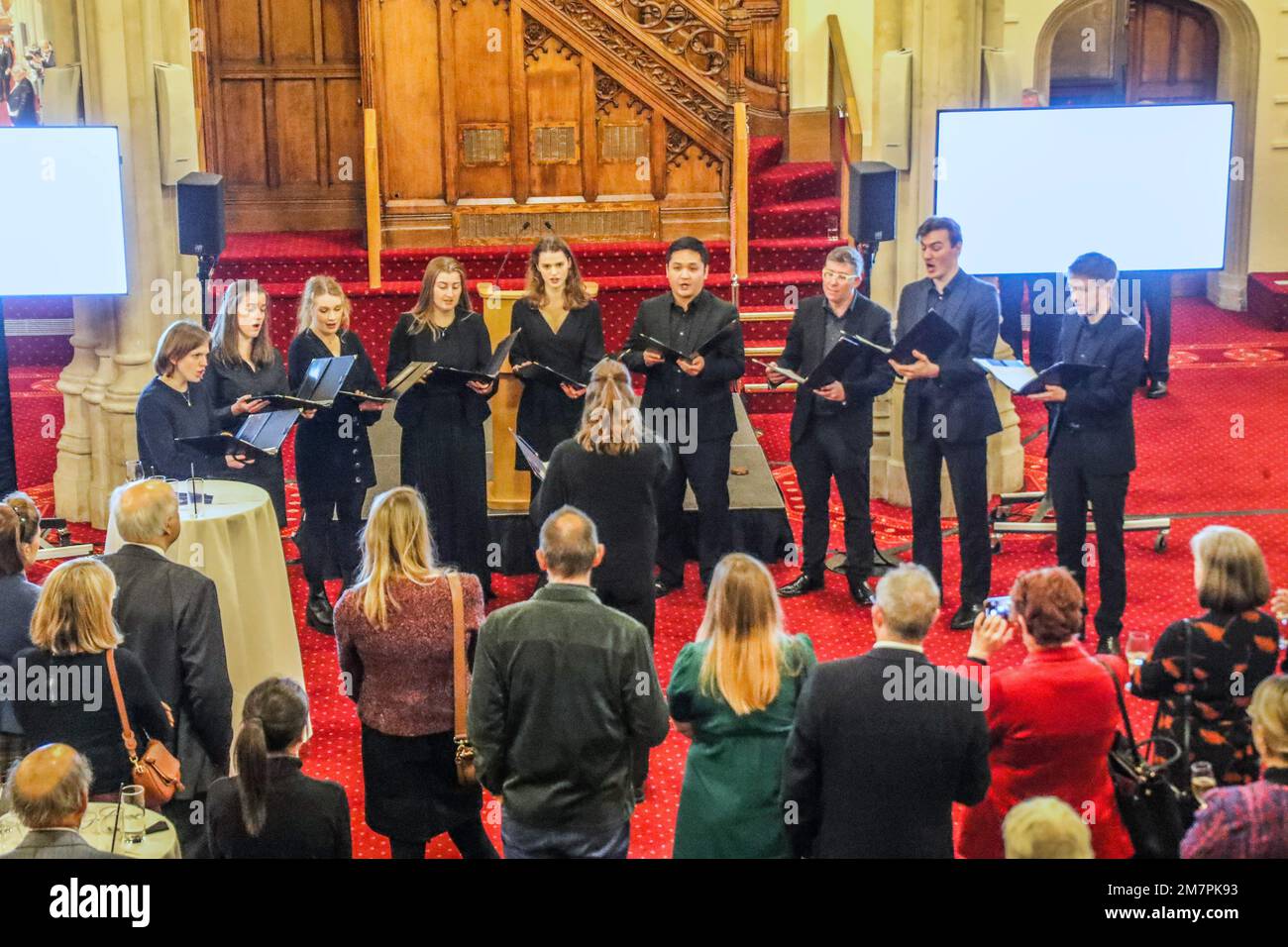 Londra UK 10 gennaio 2023 quest’anno ricorre il 300th° anniversario della morte di uno dei più grandi architetti britannici, Sir Christopher Wren. Questa sera è stata celebrata l’influenza di Wren sulla Città di Londra, concentrandosi sulla Chiesa delle Città e su San Paolo, alla quale hanno partecipato il sindaco di Lord Nicholas Lyons, Vescovo di Londra Hon Dame Sarah Mullally DBE, e Presidente della storica Inghilterra . Sir Laurie Magnus Music è stato fornito da "Square Mile Choral Scholars".Paul Quezada-Neiman/Alamy Live News Foto Stock