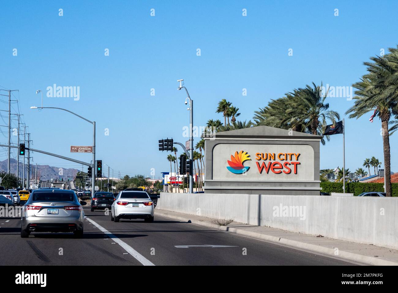 Sun City West, Arizona - 17 novembre 2022: Firma su Bell Rd per Sun City West, un auto-contenuto e autogestito, master pianificato, adulto attivo, golf reti Foto Stock
