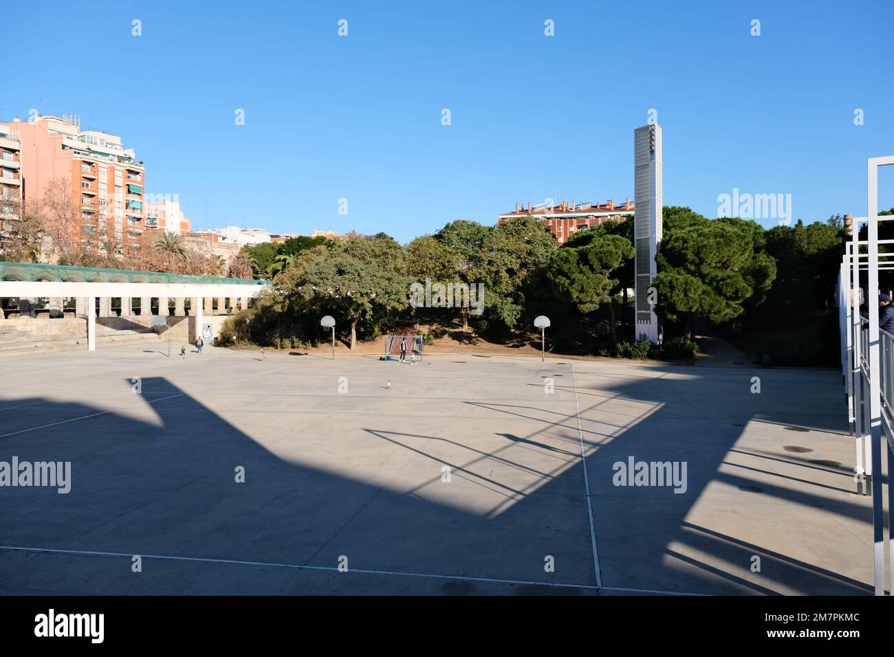 Fronte mare dei Santi Marti, Castello della Sagrada Familia, zona El Guinardo di Barcellona, Spagna (gennaio 2023). Grande città da visitare con un sacco di storia. Foto Stock