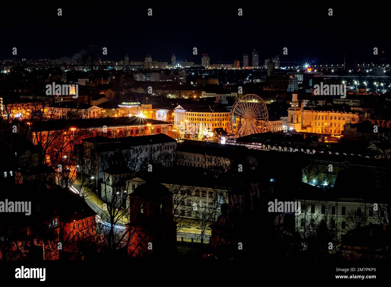 Kiev, Ucraina - 10 gennaio 2022: Vista notturna del centro della città. Una vista dall'alto del quartiere di Podil a Kyiv. Ruota panoramica. Capodanno tranquillo Ky Foto Stock