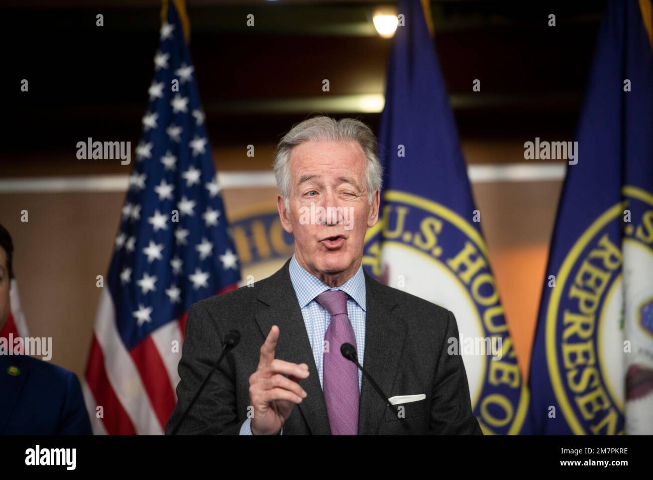 House Ways and Means Committee Ranking membro Rappresentante degli Stati Uniti Richard Neal (democratico del Massachusetts) offre osservazioni durante una conferenza stampa post-riunione al Campidoglio degli Stati Uniti a Washington, DC, martedì 10 gennaio 2023. Credito: Rod Lamkey/CNP Foto Stock