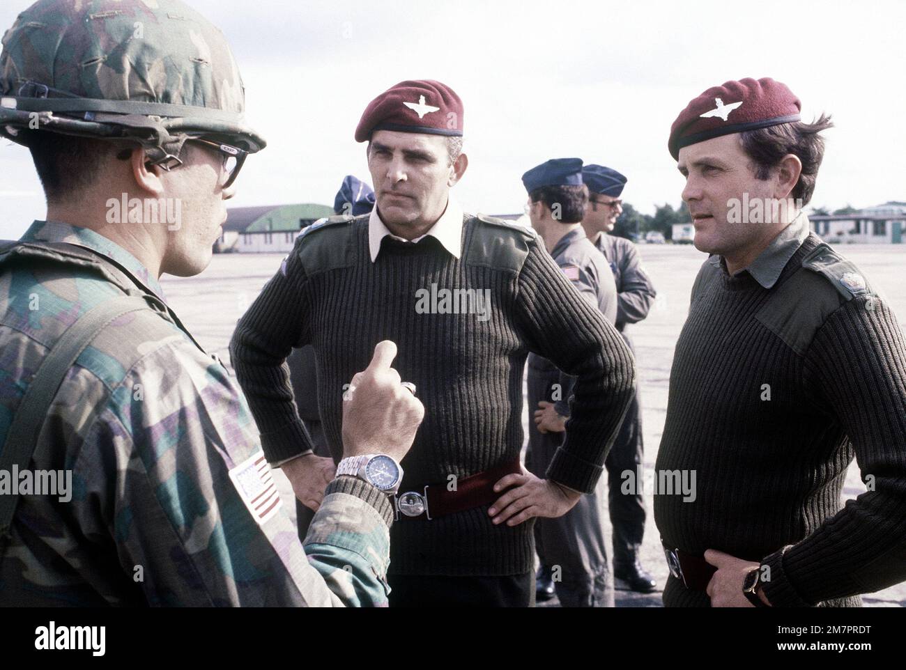 82nd Airborne Division e i paracadutisti britannici discutono le procedure del loro salto aereo congiunto ad Arnhem, nei Paesi Bassi, per partecipare a un servizio commemorativo annuale di Market Garden (1944 Arnhem Drop) il 21 settembre. Base: Northolt Royal Air Force base Paese: Inghilterra / Gran Bretagna (ENG) Foto Stock