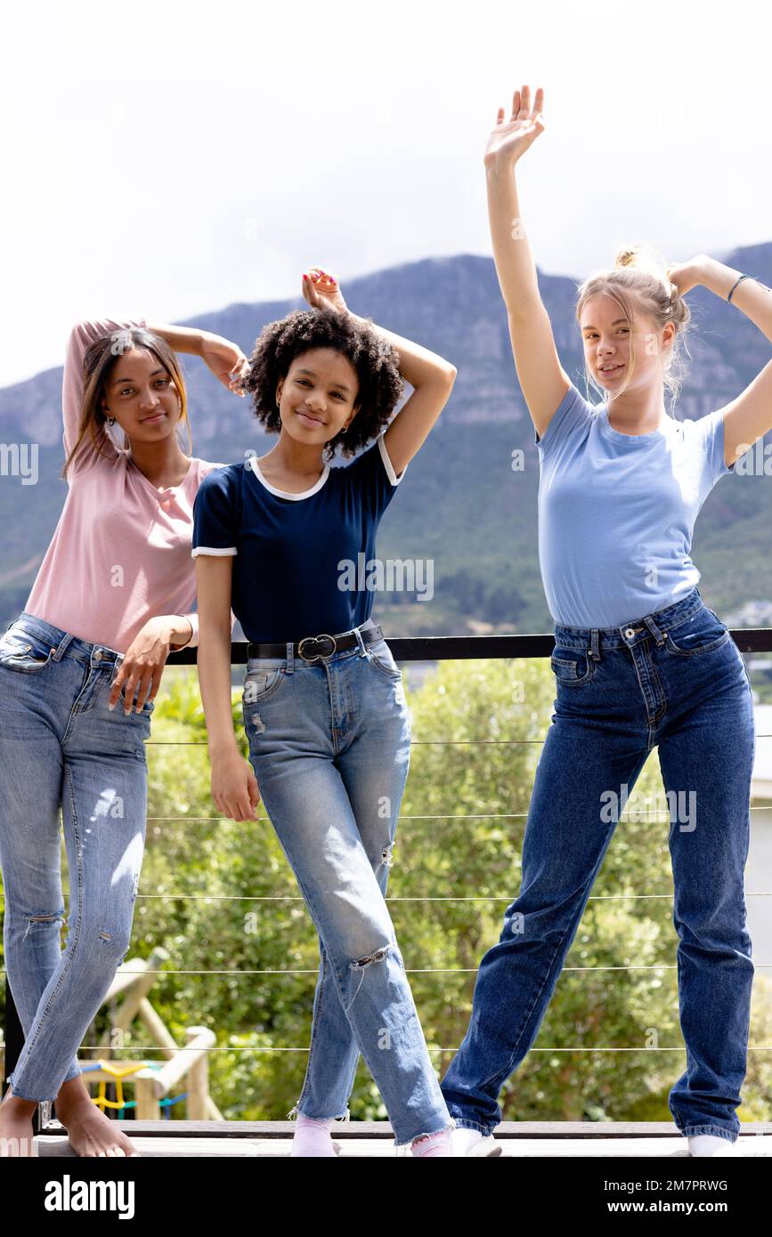 Immagine di tre diverse donne in t-shirt con copyspace e pantaloni denim con sfondo naturale Foto Stock