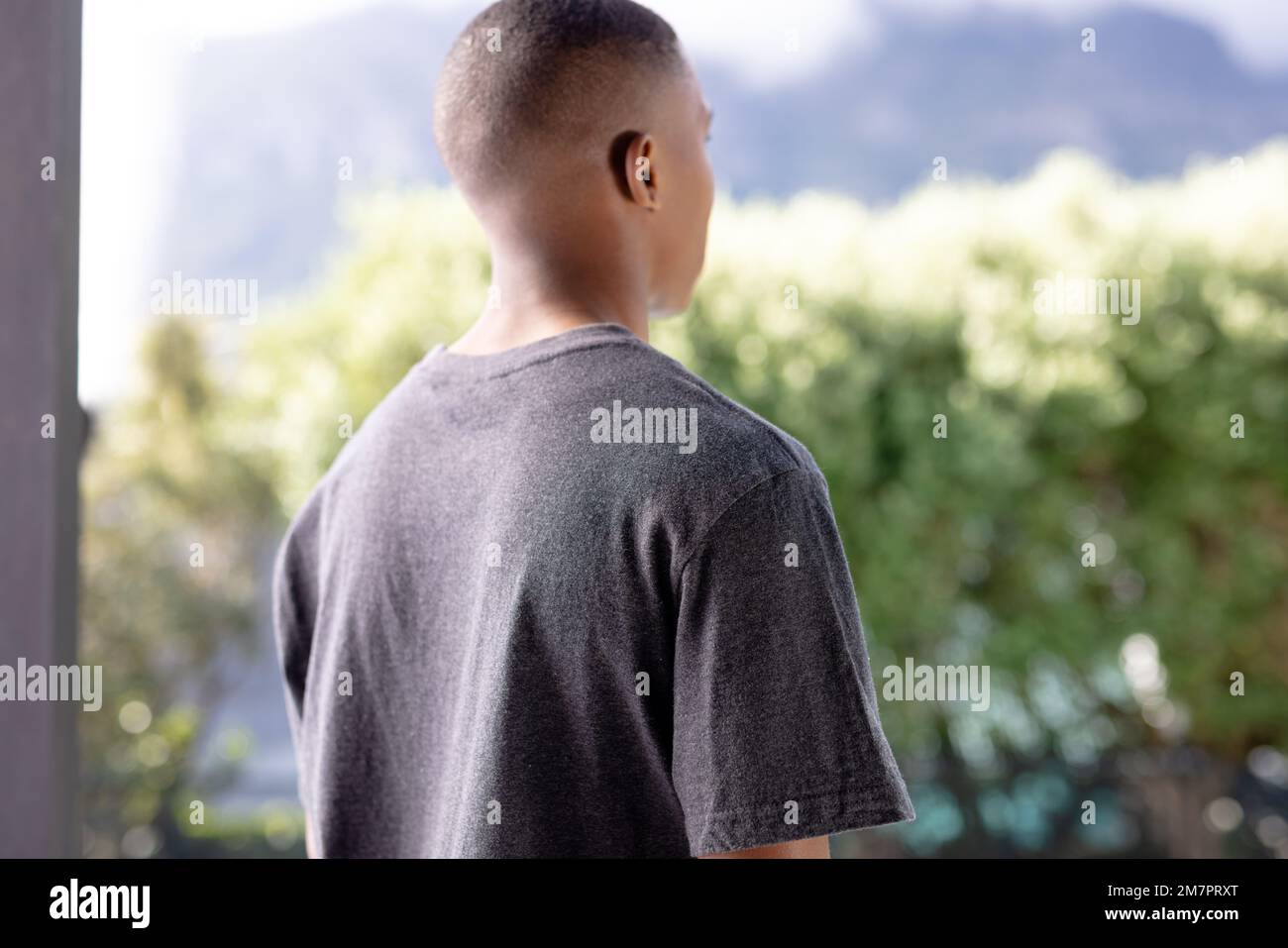 Immagine dell'uomo biraciale in maglietta grigia a manica corta con copyspace Foto Stock