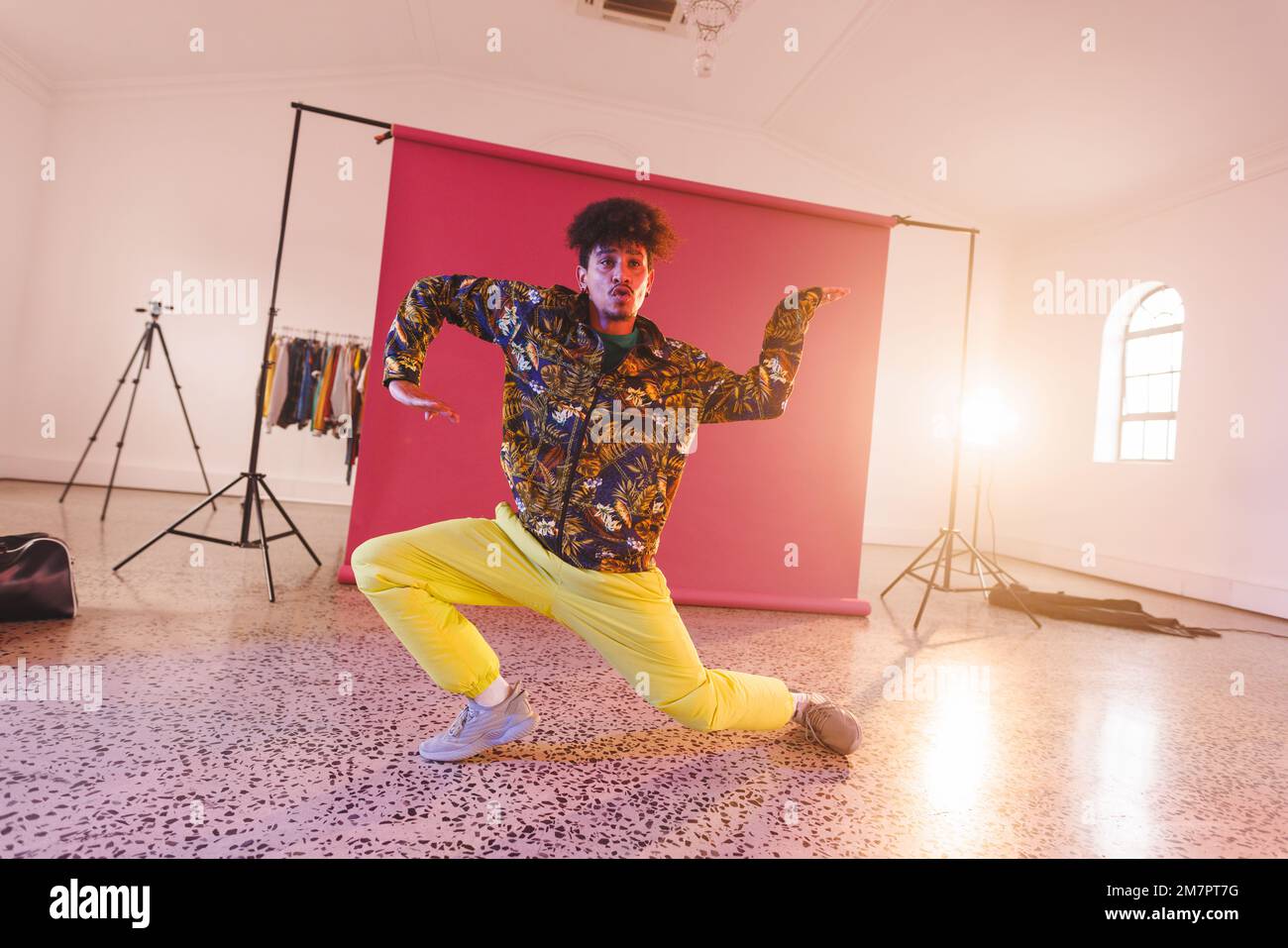 Immagine della ballerina biraciale maschile hip hop in studio Foto Stock