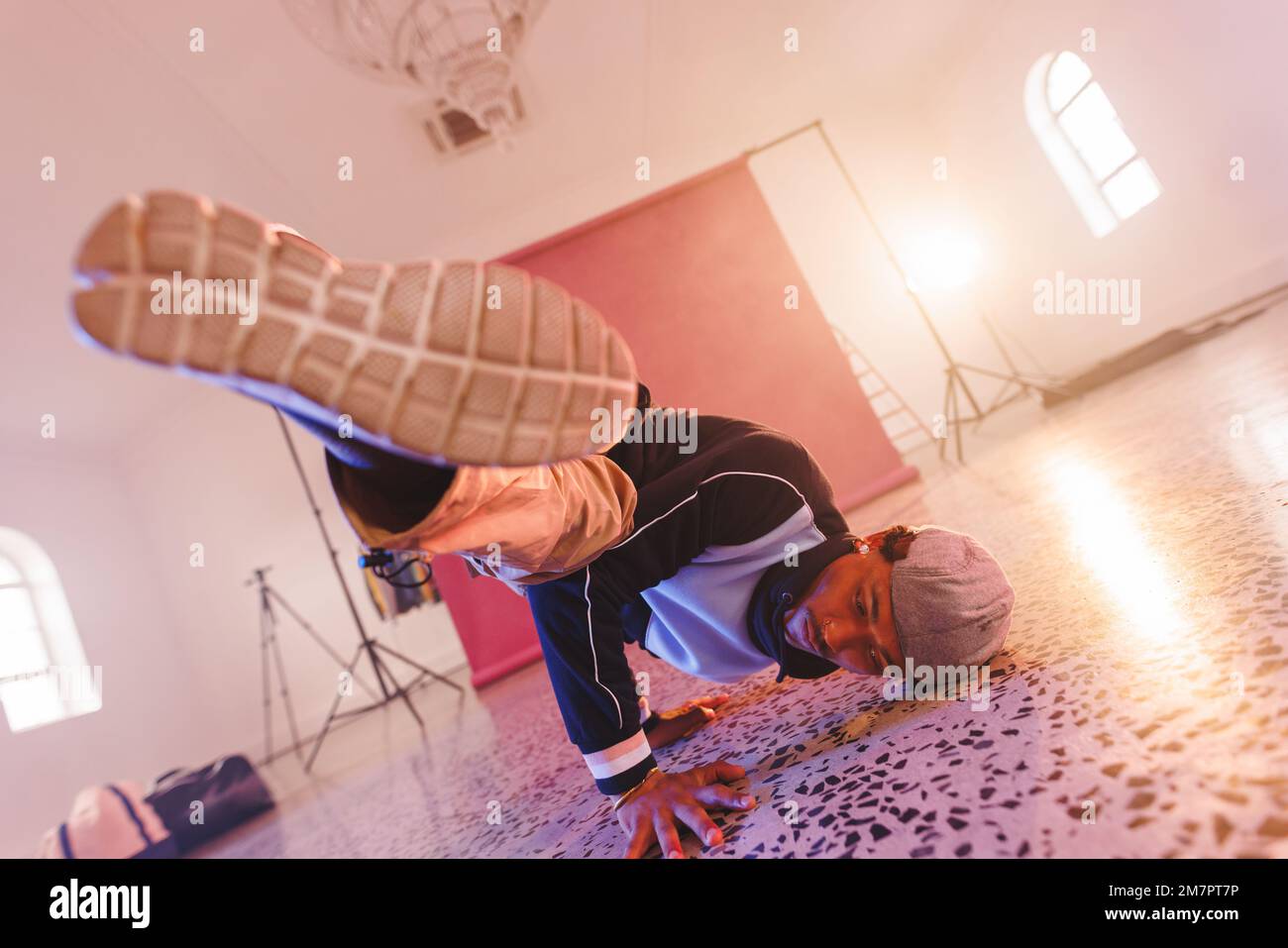 Immagine della ballerina biraciale maschile hip hop in studio Foto Stock