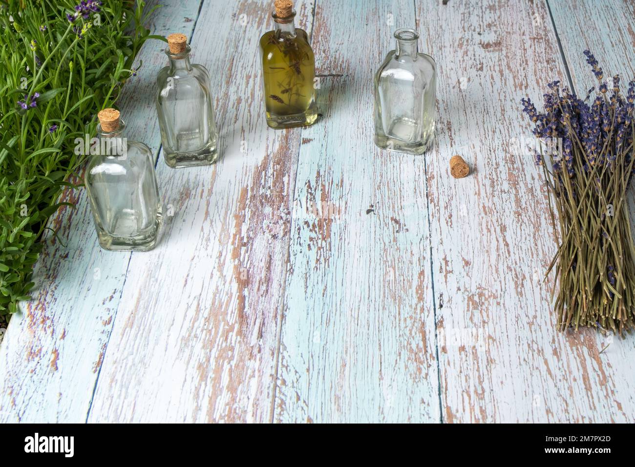 Mazzetto di lavandula o fiori di lavanda e bottiglia di olio sono sul  vecchio tavolo in legno Foto stock - Alamy