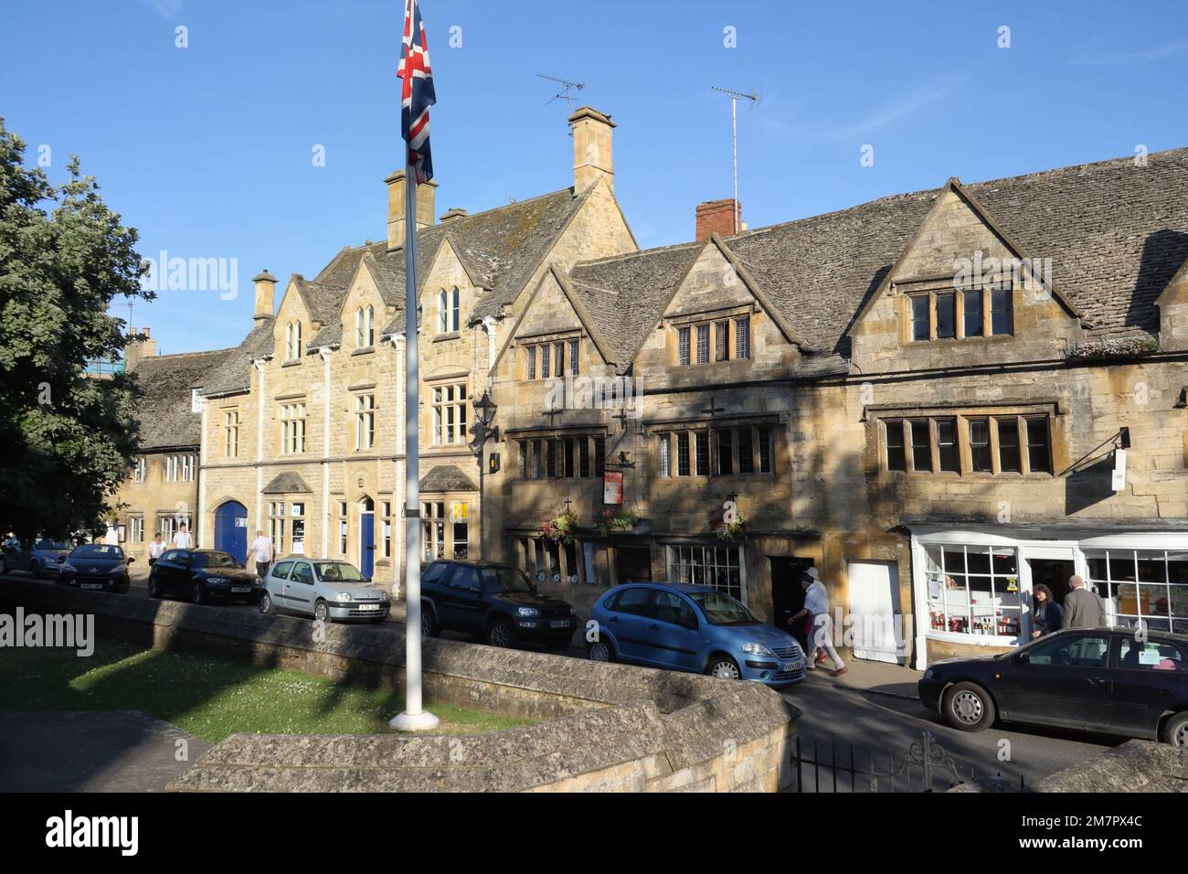 Edifici in High Street Chipping Campden England UK, Cotswold Town, architettura storica inglese, Badgers Hall e Co op store Foto Stock