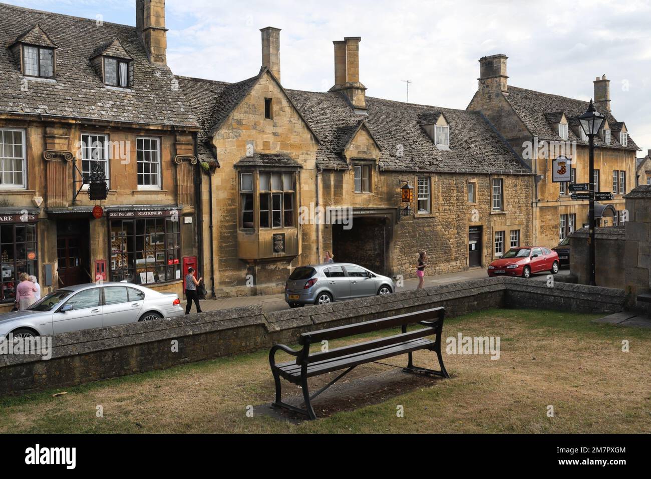 Chipping Campden High Street Inghilterra Regno Unito, mercato cittadino inglese Cotswolds, architettura storica, edificio di livello II dell'Hotel Noel Arms Foto Stock