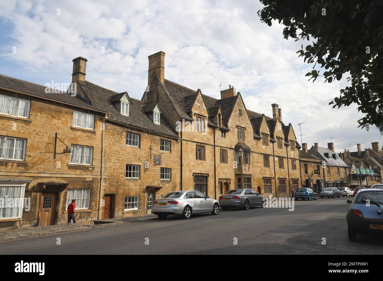 Chipping Campden High Street Gloucestershire Inghilterra, città degli edifici inglesi Cotswolds, architettura storica, case d'epoca, vecchia scuola di grammatica Foto Stock