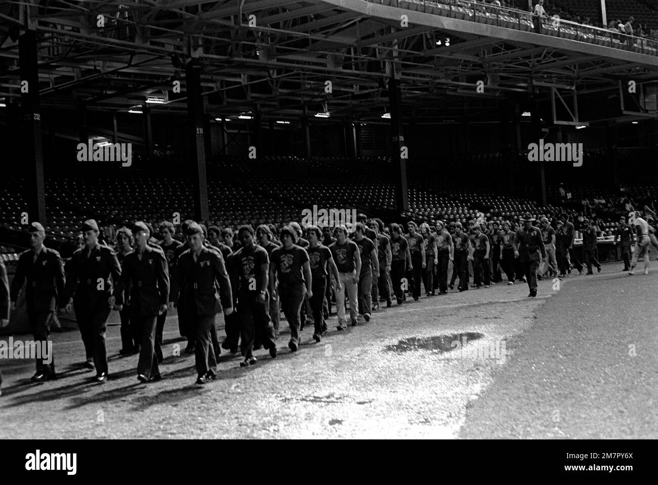 Il sergente SPARKS GUNNERY pratica il John Brooks Platoon (Delayed Enlistment Program) al Tiger Stadium per prepararli all'allenamento di base. Base: Detroit Stato: Michigan (MI) Nazione: Stati Uniti d'America (USA) Foto Stock