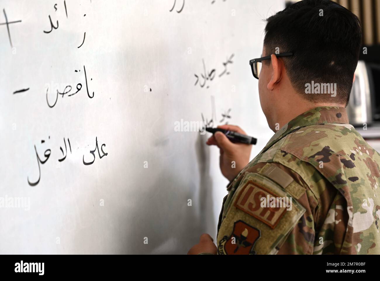 STATI UNITI Tecnologia Air Force. Luis Barrientos, 517th Gruppo di formazione insegnante di lingua militare araba, scrive in arabo per i suoi studenti al Defense Language Institute Foreign Language Center, Presidio di Monterey, California, 11 maggio 2022. Barrientos è in classe 10-15 ore a settimana, lavorando direttamente con gli studenti sulle basi della moderna lingua araba standard e della lingua irachena. Foto Stock