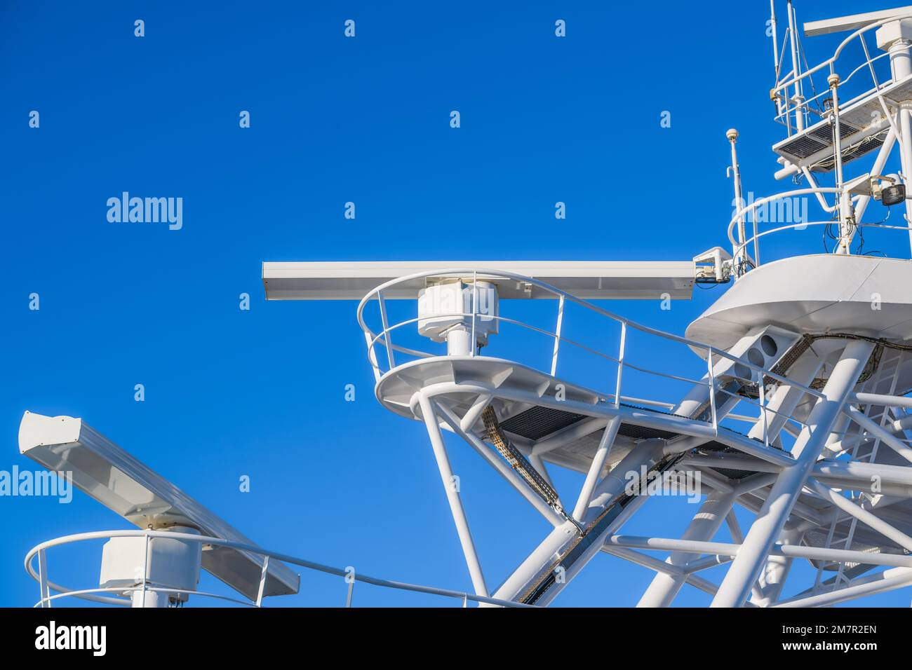 Sistema di navigazione della nave da crociera su fondo cielo blu chiaro Foto Stock