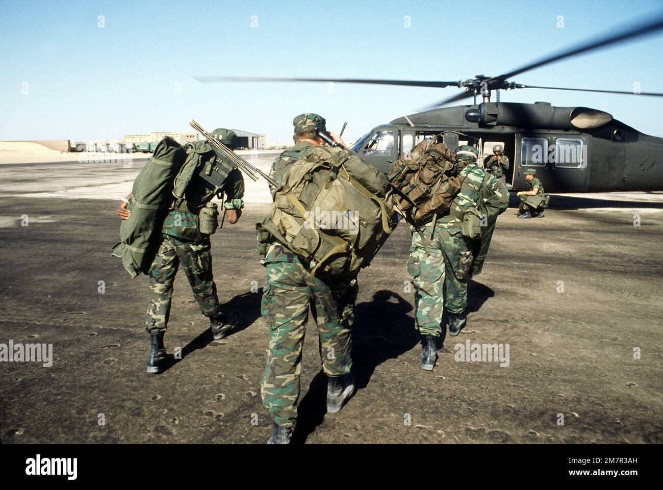 I controllori d'aria in avanti che trasportano pacchetti completi camminano verso un elicottero UH-60A Black Hawk in attesa dal Battaglione Aviazione 101st, ft. Campbell, Kentucky. Gli uomini saranno spostati in una posizione avanzata per coordinare gli attacchi aerei durante l'esercizio Bright Star '80. Soggetto operativo/Serie: BRIGHT STAR '80 base: Cairo West Paese: Egitto (EGY) Foto Stock