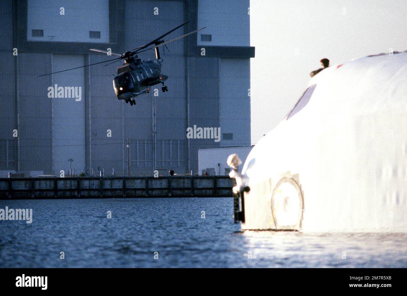 Una vista frontale sinistra di un elicottero di salvataggio Jolly Green Giant HH-3 del distaccamento 15, 38th Aerospace Rescue e Recovery Squadron, in quanto si avvicina alla Columbia beffa, dove i parasavaluti sono già stati abbandonati durante un esercizio di salvataggio con navetta spaziale. L'esercizio è uno dei tanti previsti per ottimizzare le operazioni di salvataggio e recupero per la vera Columbia. Base: Kennedy Space Center Stato: Florida (FL) Paese: Stati Uniti d'America (USA) Foto Stock