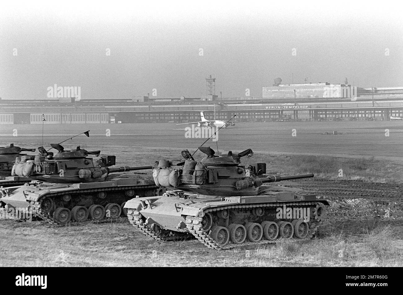 M-60 principali carri armati da battaglia di Co.. F, 40th Armor, Berlin BDE., si sottopone ad un allenamento di preparazione al fuoco a secco presso l'aeroporto centrale di Tempelhof. Base: Berlino Ovest Nazione: Germania / Germania (DEU) Foto Stock