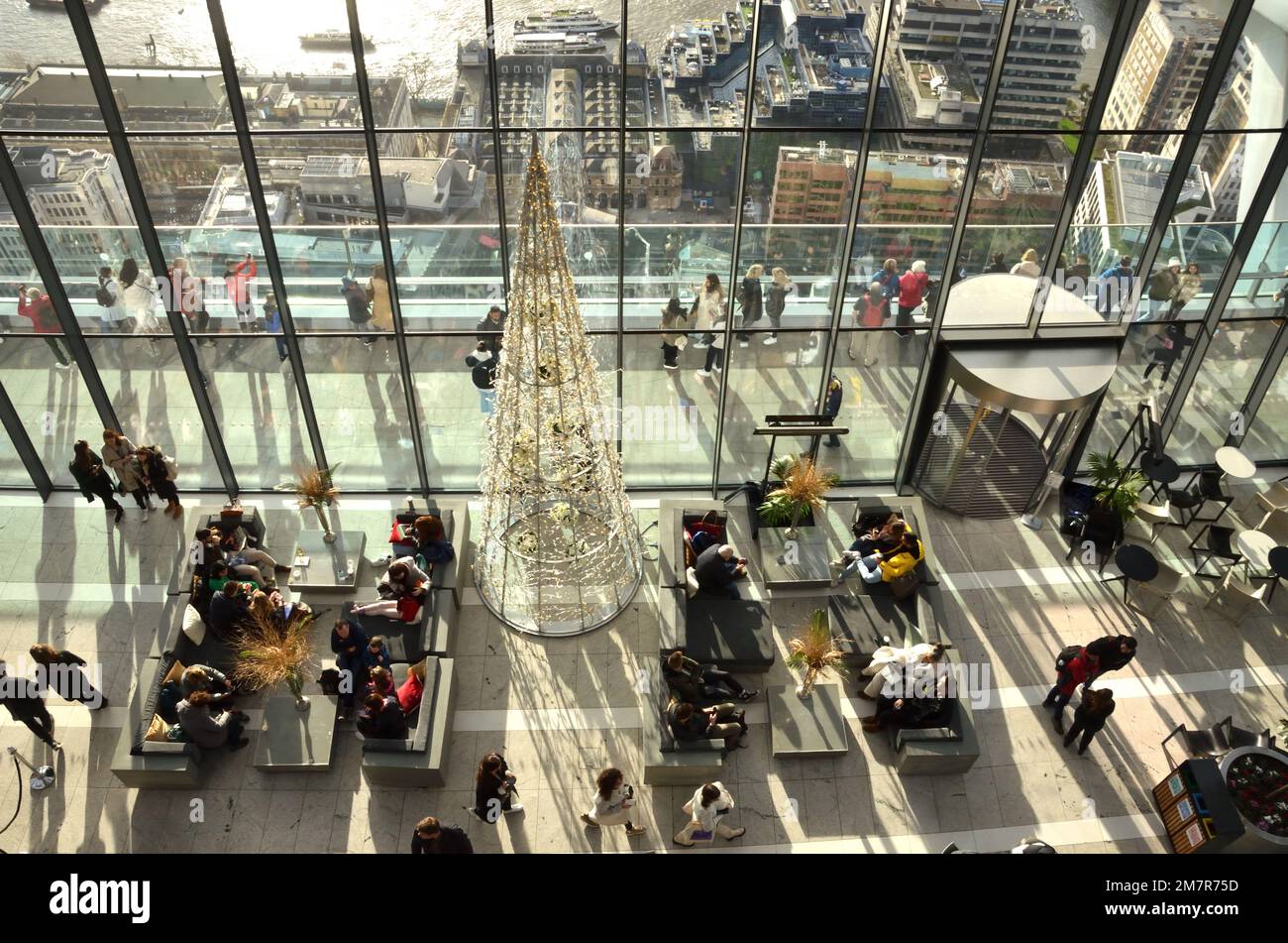 I visitatori dello Sky Garden Cafe si affacciano sul Tamigi, in cima alla 20 Fenchurch Street, Londra, Regno Unito. Il giardino pubblico più alto di Londra. Foto Stock