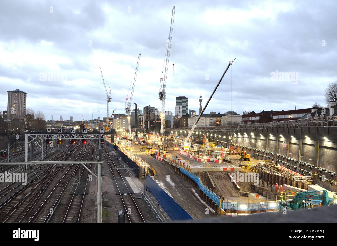 HS2 cantiere ferroviario presso la West Coast Mainline vicino a Euston nel 2023, Londra, Regno Unito Foto Stock